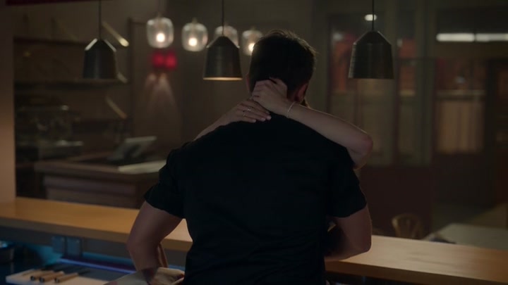 Emily_in_Paris_S02E05_WEBRip_x264-ION10_1735.jpg