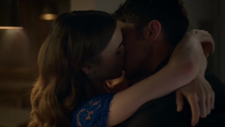 Emily_in_Paris_S02E05_WEBRip_x264-ION10_1742.jpg