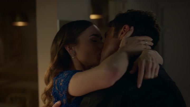 Emily_in_Paris_S02E05_WEBRip_x264-ION10_1744.jpg