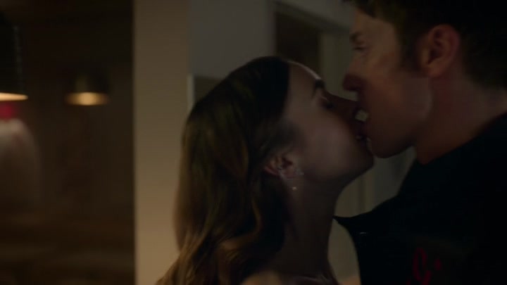 Emily_in_Paris_S02E05_WEBRip_x264-ION10_1750.jpg