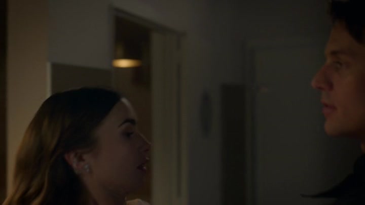 Emily_in_Paris_S02E05_WEBRip_x264-ION10_1751.jpg