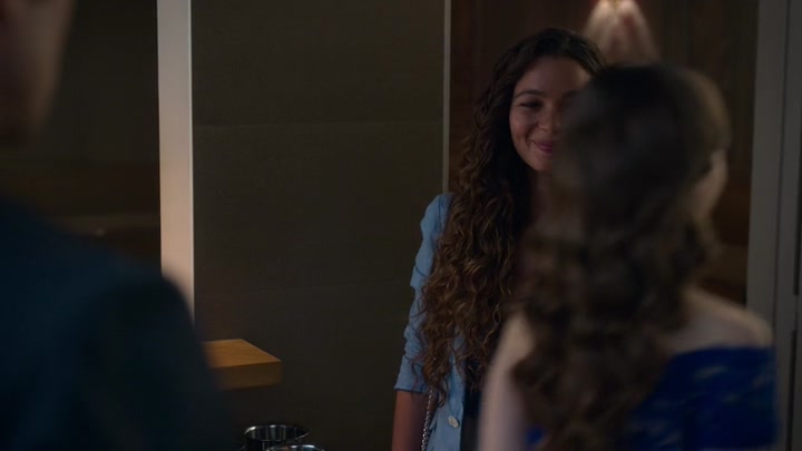 Emily_in_Paris_S02E05_WEBRip_x264-ION10_1790.jpg