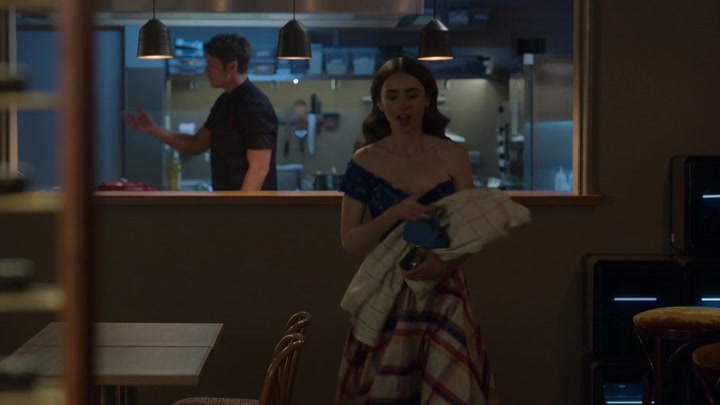 Emily_in_Paris_S02E05_WEBRip_x264-ION10_1797.jpg