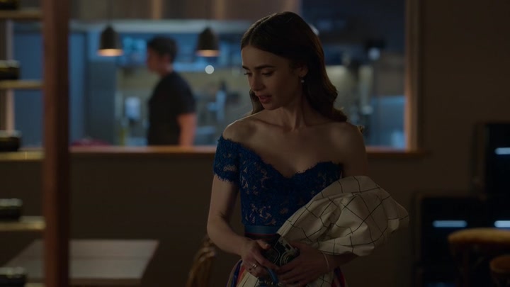 Emily_in_Paris_S02E05_WEBRip_x264-ION10_1805.jpg
