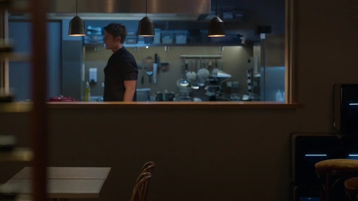 Emily_in_Paris_S02E05_WEBRip_x264-ION10_1810.jpg