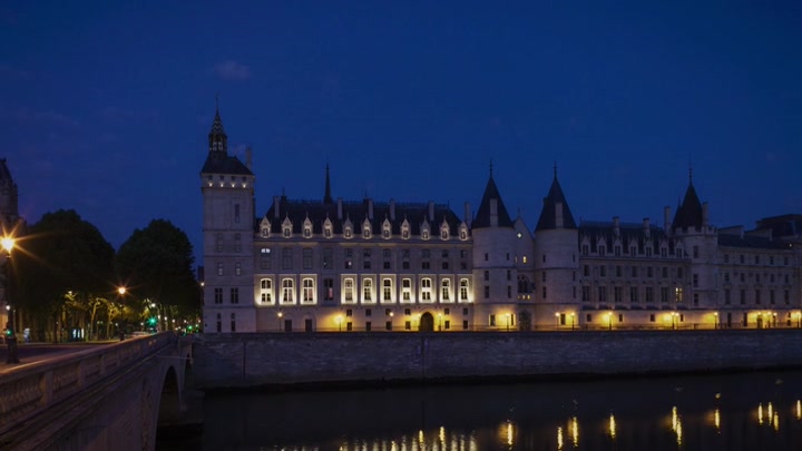 Emily_in_Paris_S02E05_WEBRip_x264-ION10_1816.jpg