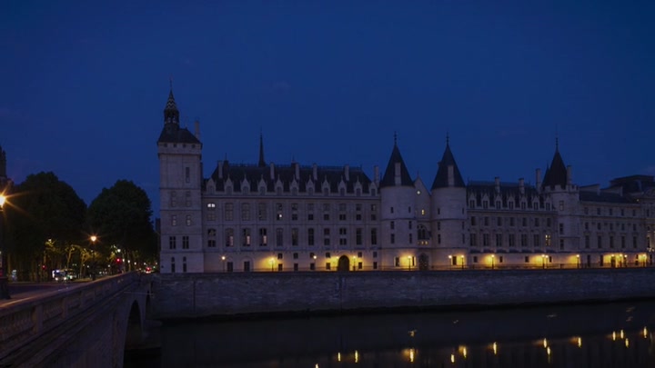 Emily_in_Paris_S02E05_WEBRip_x264-ION10_1817.jpg