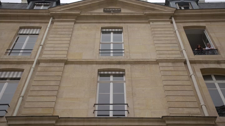 Emily_in_Paris_S02E05_WEBRip_x264-ION10_1821.jpg