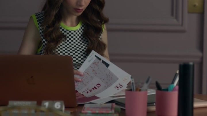 Emily_in_Paris_S02E05_WEBRip_x264-ION10_1827.jpg