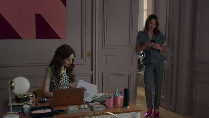 Emily_in_Paris_S02E05_WEBRip_x264-ION10_1836.jpg