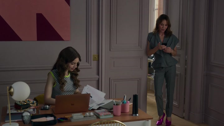 Emily_in_Paris_S02E05_WEBRip_x264-ION10_1839.jpg