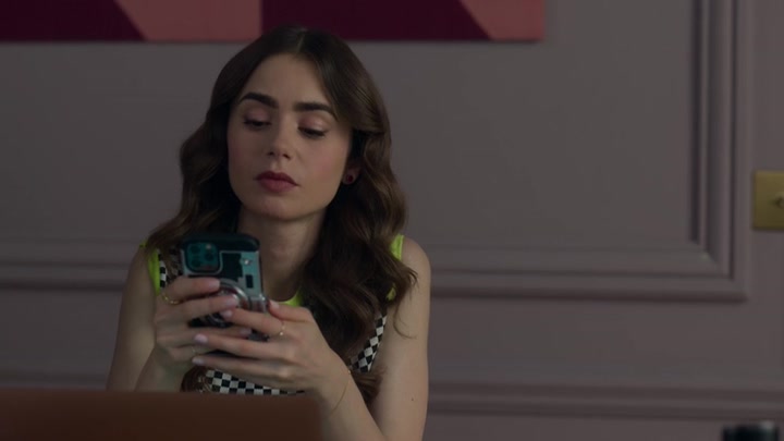 Emily_in_Paris_S02E05_WEBRip_x264-ION10_1928.jpg