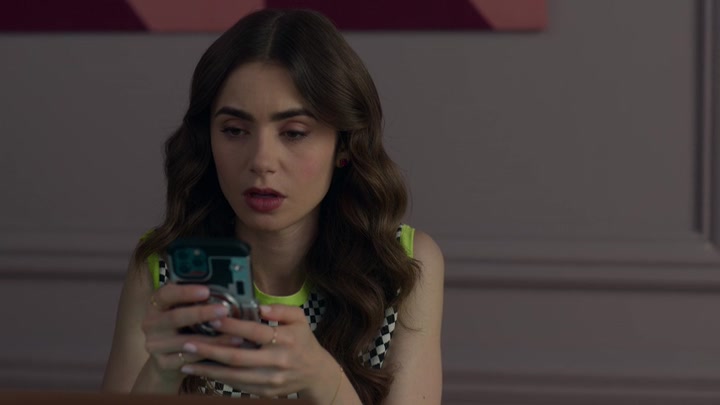 Emily_in_Paris_S02E05_WEBRip_x264-ION10_1947.jpg