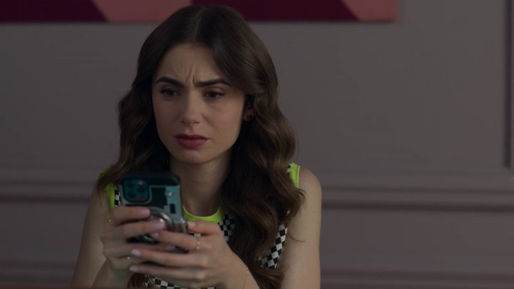 Emily_in_Paris_S02E05_WEBRip_x264-ION10_1950.jpg