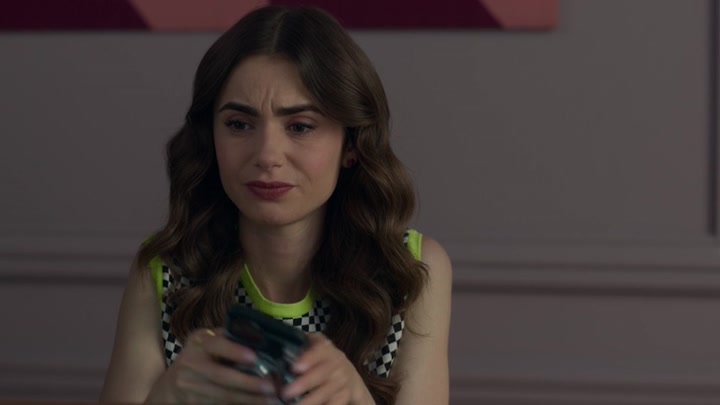 Emily_in_Paris_S02E05_WEBRip_x264-ION10_1952.jpg