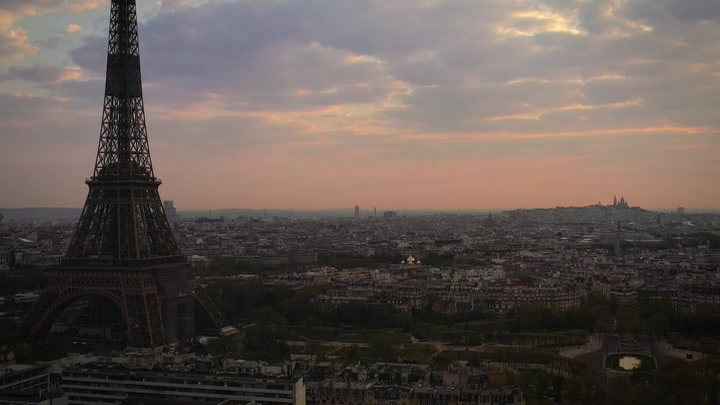 Emily_in_Paris_S02E05_WEBRip_x264-ION10_1958.jpg