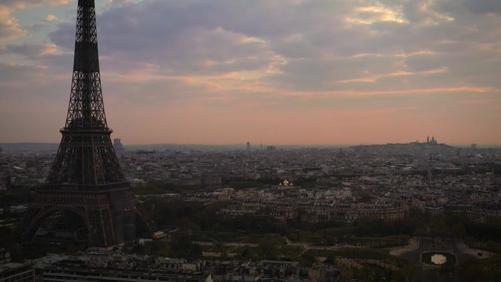 Emily_in_Paris_S02E05_WEBRip_x264-ION10_1961.jpg