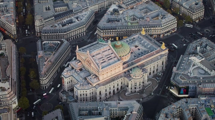 Emily_in_Paris_S02E05_WEBRip_x264-ION10_1964.jpg