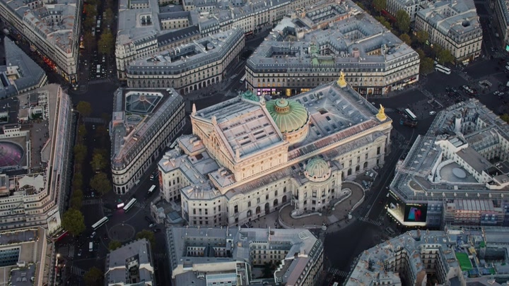 Emily_in_Paris_S02E05_WEBRip_x264-ION10_1967.jpg
