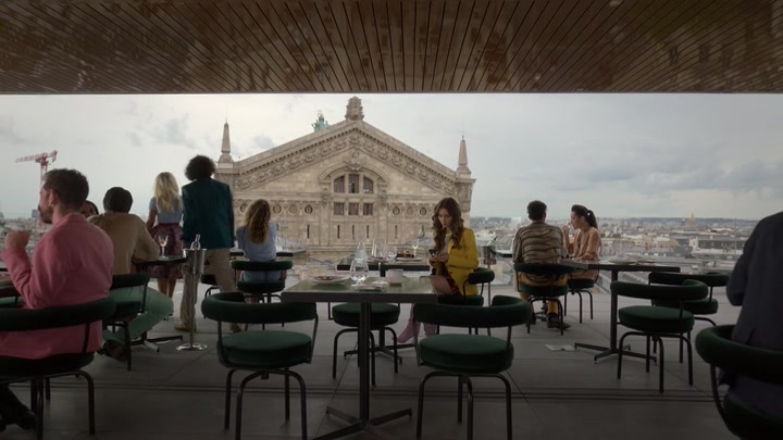 Emily_in_Paris_S02E05_WEBRip_x264-ION10_1970.jpg