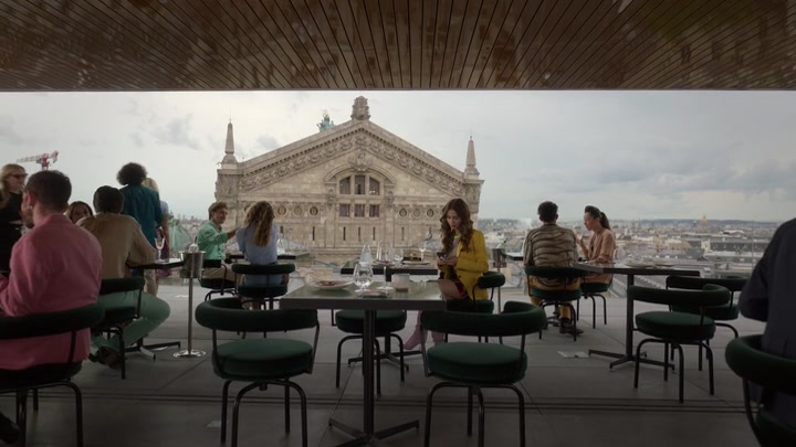 Emily_in_Paris_S02E05_WEBRip_x264-ION10_1972.jpg