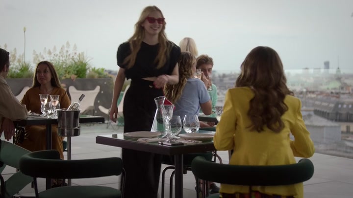 Emily_in_Paris_S02E05_WEBRip_x264-ION10_1976.jpg