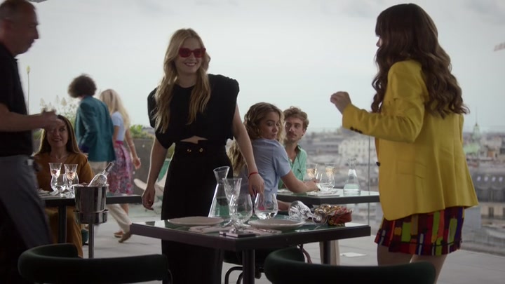 Emily_in_Paris_S02E05_WEBRip_x264-ION10_1982.jpg