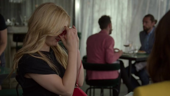 Emily_in_Paris_S02E05_WEBRip_x264-ION10_1996.jpg