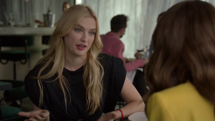 Emily_in_Paris_S02E05_WEBRip_x264-ION10_2011.jpg
