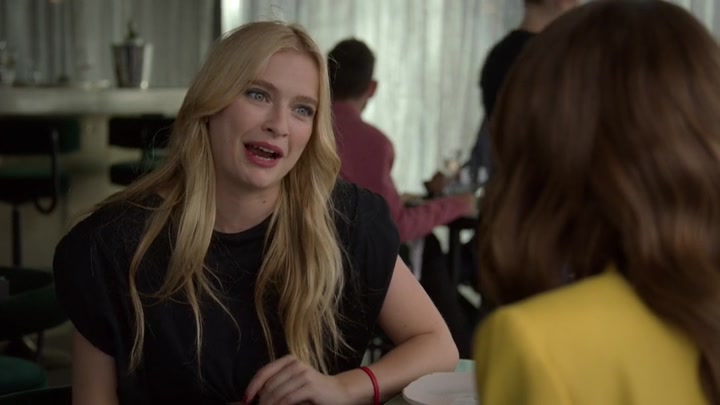 Emily_in_Paris_S02E05_WEBRip_x264-ION10_2030.jpg