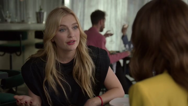 Emily_in_Paris_S02E05_WEBRip_x264-ION10_2043.jpg