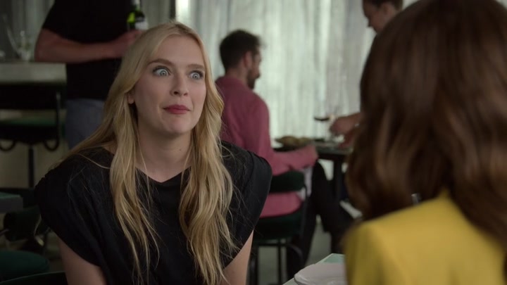 Emily_in_Paris_S02E05_WEBRip_x264-ION10_2056.jpg