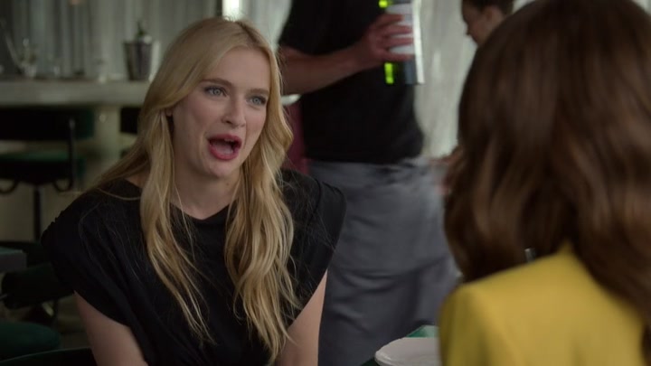 Emily_in_Paris_S02E05_WEBRip_x264-ION10_2058.jpg