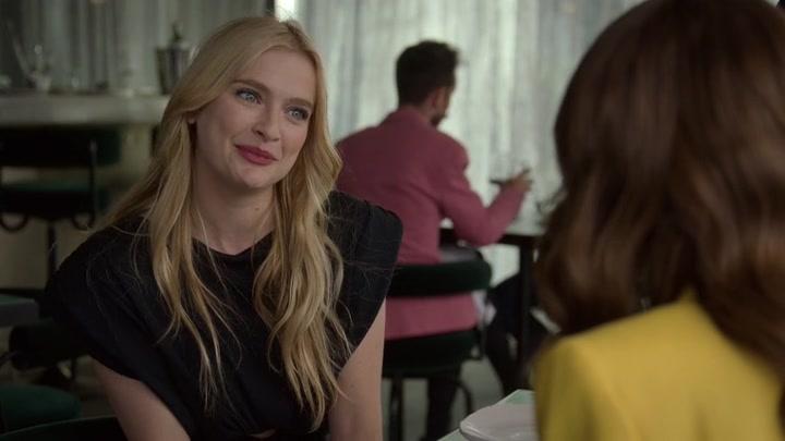 Emily_in_Paris_S02E05_WEBRip_x264-ION10_2067.jpg