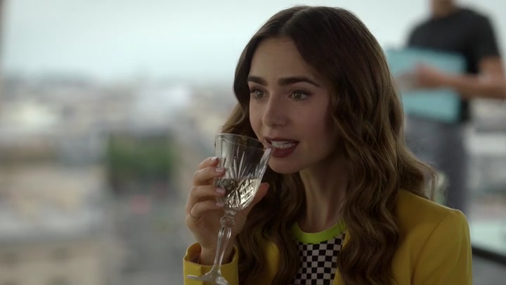 Emily_in_Paris_S02E05_WEBRip_x264-ION10_2094.jpg