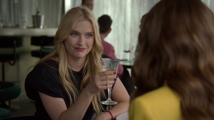 Emily_in_Paris_S02E05_WEBRip_x264-ION10_2096.jpg