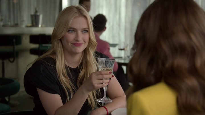 Emily_in_Paris_S02E05_WEBRip_x264-ION10_2097.jpg