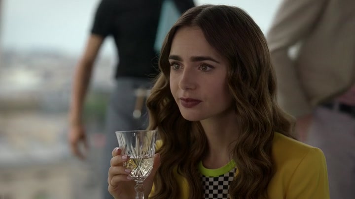 Emily_in_Paris_S02E05_WEBRip_x264-ION10_2103.jpg