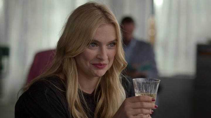 Emily_in_Paris_S02E05_WEBRip_x264-ION10_2106.jpg