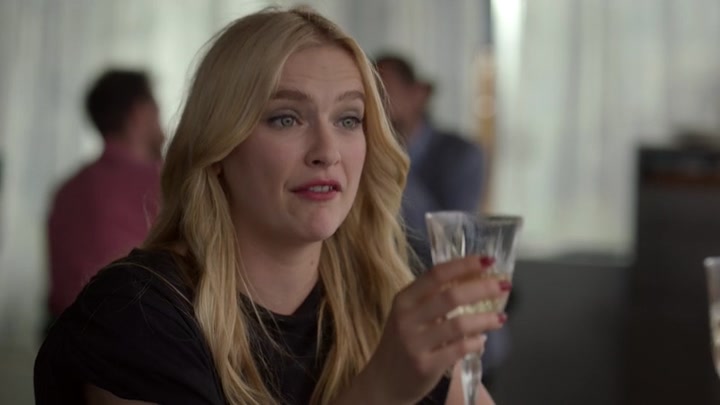 Emily_in_Paris_S02E05_WEBRip_x264-ION10_2121.jpg