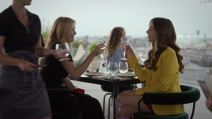 Emily_in_Paris_S02E05_WEBRip_x264-ION10_2129.jpg