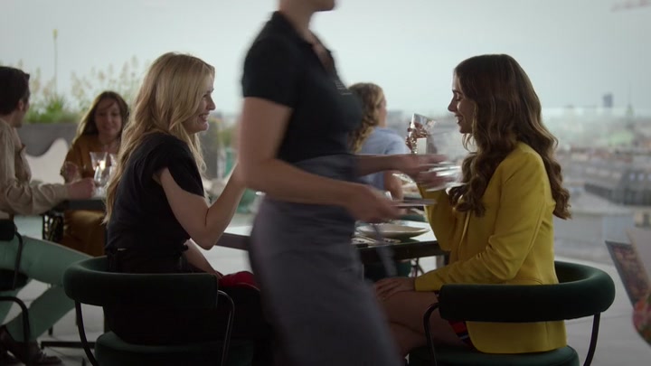 Emily_in_Paris_S02E05_WEBRip_x264-ION10_2130.jpg
