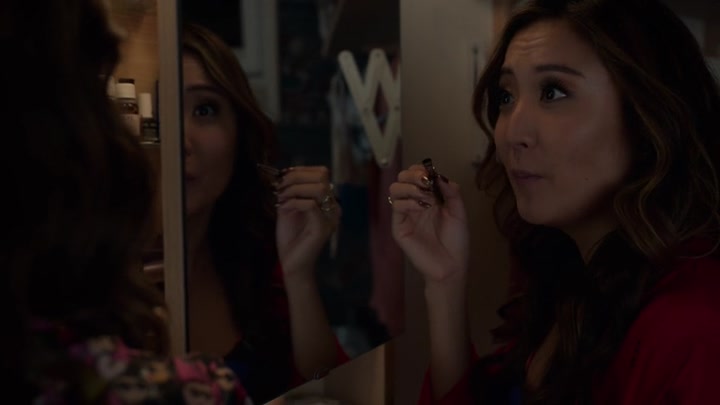 Emily_in_Paris_S02E05_WEBRip_x264-ION10_2146.jpg