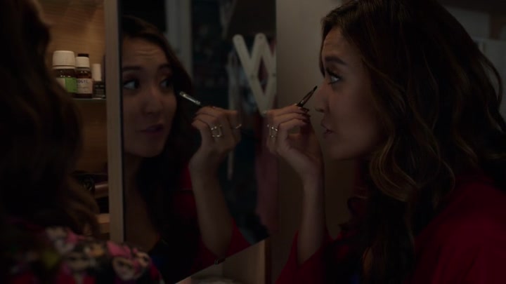 Emily_in_Paris_S02E05_WEBRip_x264-ION10_2148.jpg