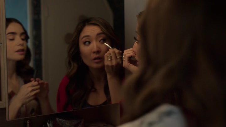 Emily_in_Paris_S02E05_WEBRip_x264-ION10_2156.jpg
