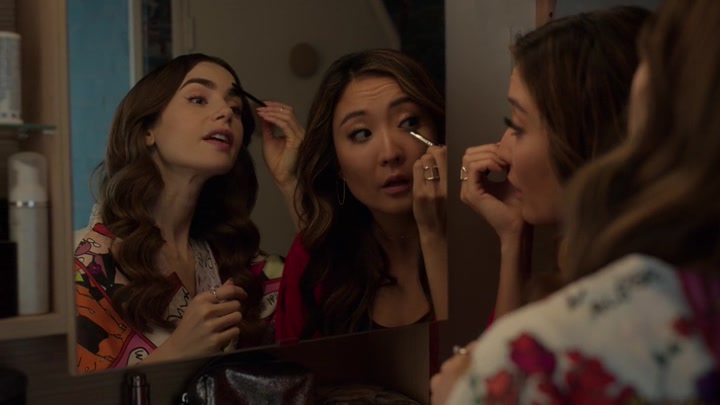Emily_in_Paris_S02E05_WEBRip_x264-ION10_2159.jpg