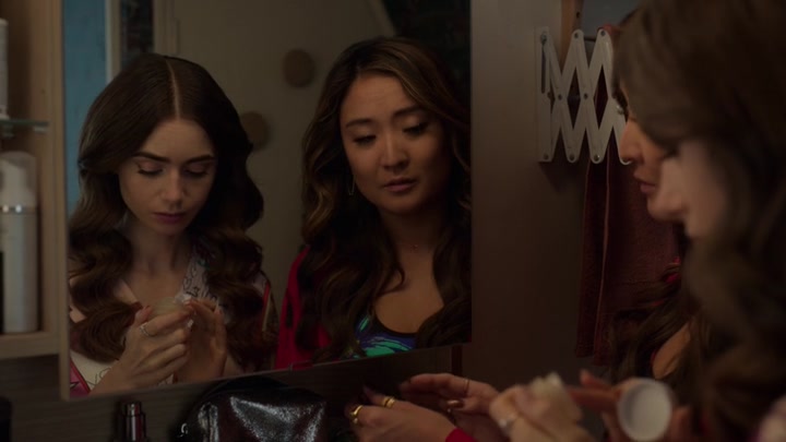 Emily_in_Paris_S02E05_WEBRip_x264-ION10_2178.jpg