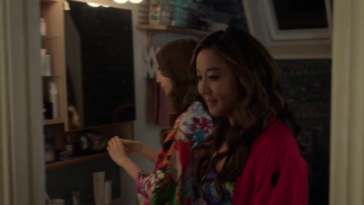 Emily_in_Paris_S02E05_WEBRip_x264-ION10_2186.jpg