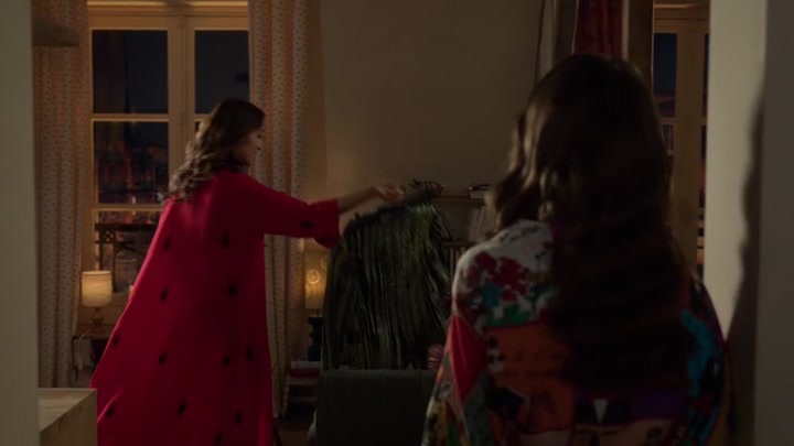 Emily_in_Paris_S02E05_WEBRip_x264-ION10_2204.jpg