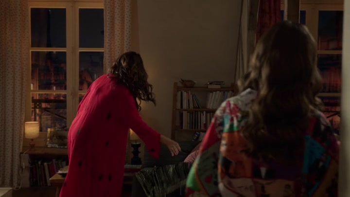 Emily_in_Paris_S02E05_WEBRip_x264-ION10_2205.jpg
